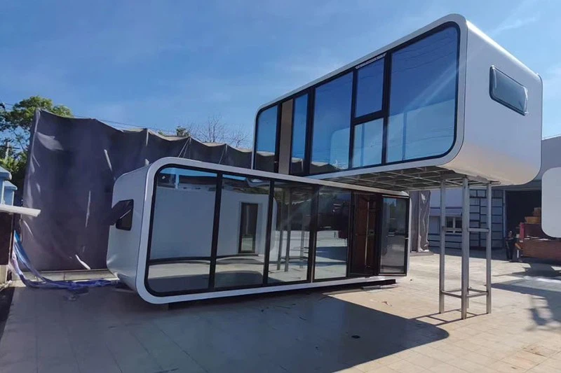 Apple House dos plantas en entorno industrial